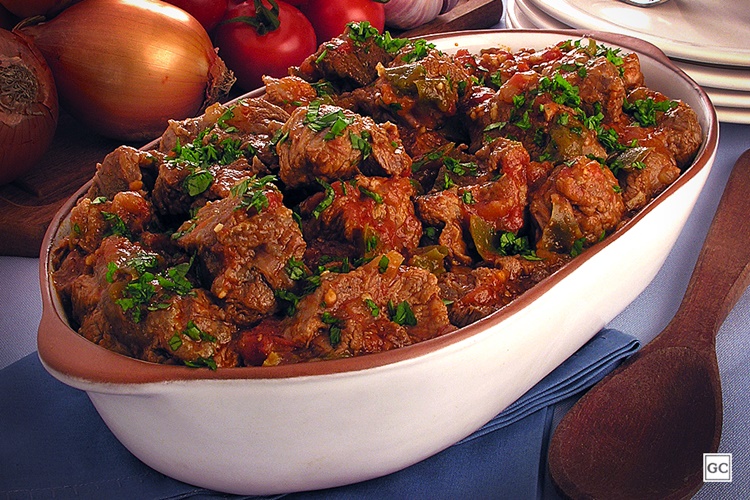 SUCULENTA: Carne de panela com molho de tomate, super fácil e prática