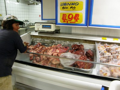 Vigilância sanitária recolhe carne aparentemente estragada de supermercado da capital