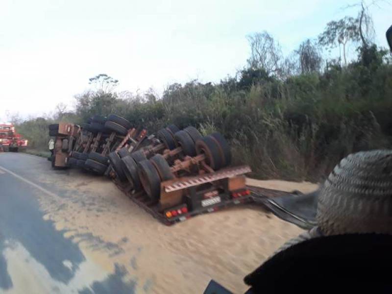 SUSTO: Carreta carregada de grãos tomba na BR-364 em Rondônia