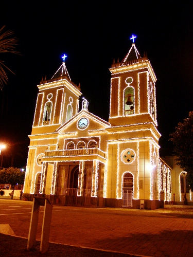 Igreja Sagrado Coração de Jesus recebe iluminação natalina após missa no dia 1º