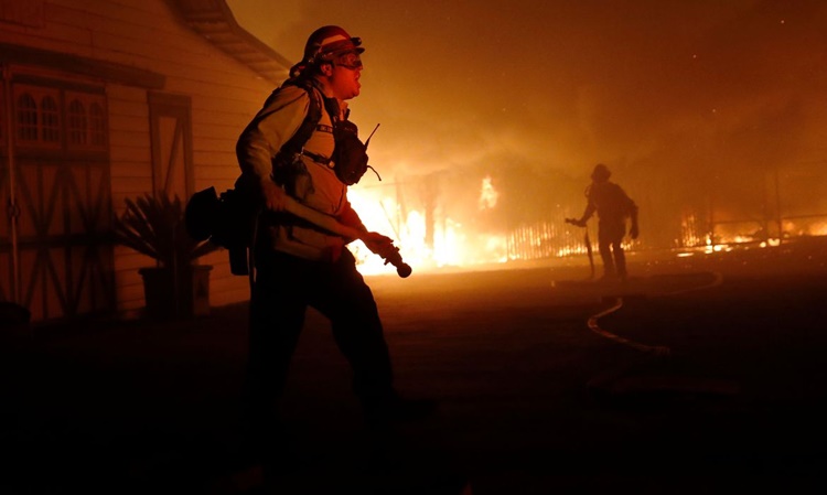 INTENSO: Californianos enfrentam calor e pandemia para fugir de incêndios