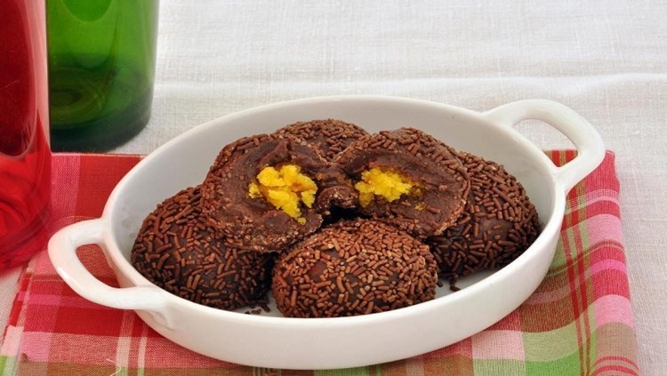 DELÍCIA: Brigadeiro com bolo de cenoura é uma ótima opção para sobremesa 