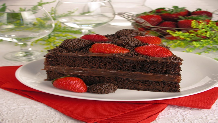 DELICIOSO: Bolo de brigadeiro com morango para uma sobremesa em família