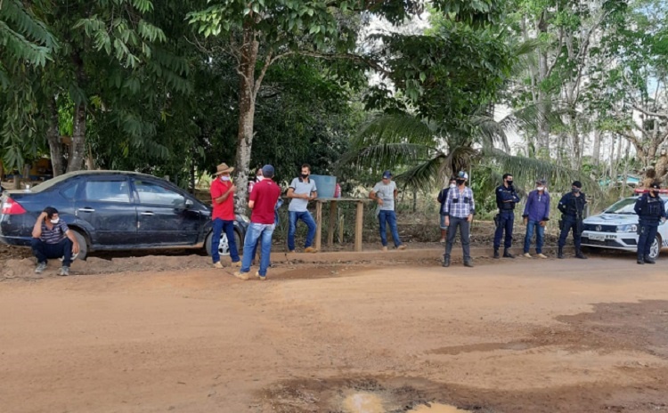 JARU: Produtores de leite fazem manifestação em frente a laticínio por falta de pagamento