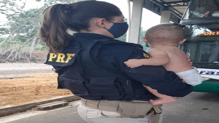 DENTRO DO ÔNIBUS: PRF prende homem que acariciou seios de mulher que amamentava bebê