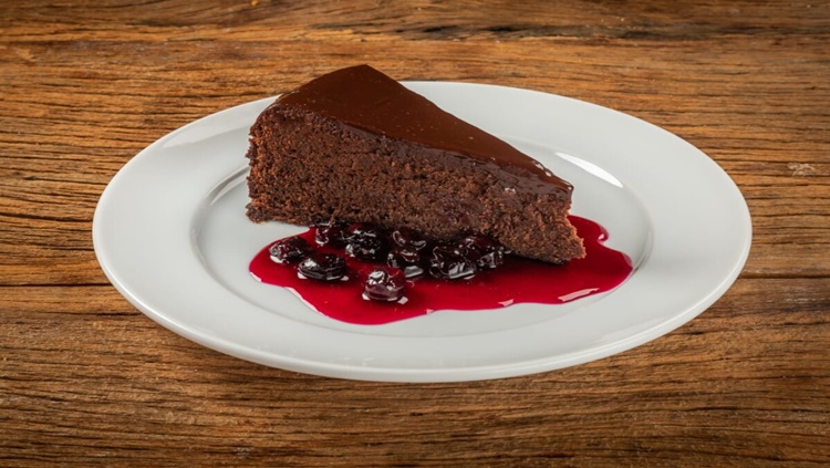 GOSTOSO: Bolo de chocolate com cerveja preta para saborear após o almoço 