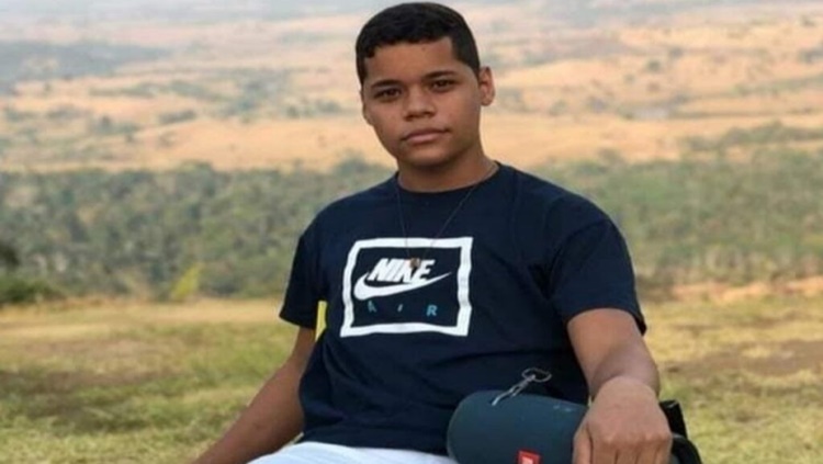 TRÁGICO: Jovem morre esmagado após motocicleta colidir com caminhão