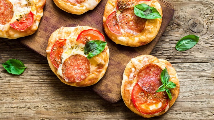 DIA DA PIZZA: Aprenda a fazer mini-pizzas no liquidificador para saborear com a família