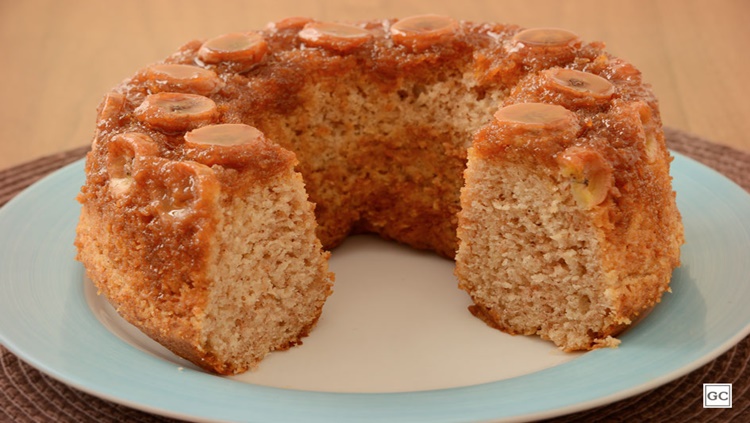 GOSTOSO: Bolo de banana caramelizado para acompanhar o chá 