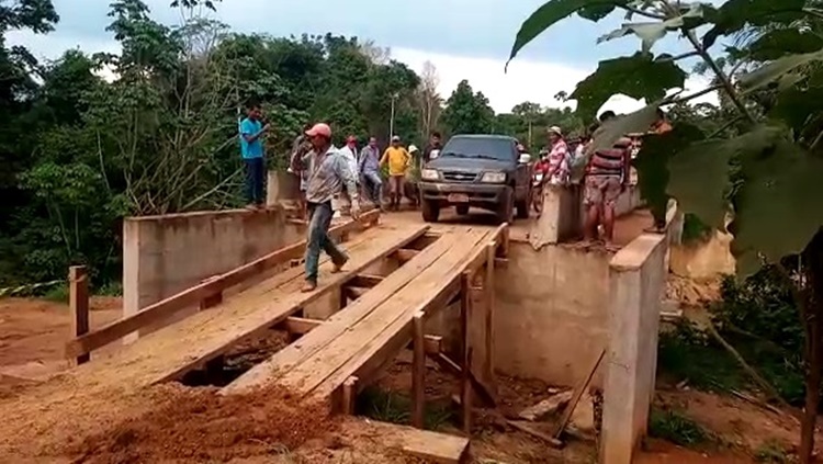 BOMBA RELÓGIO: Moradores fazem reparo e passam a usar ponte com risco de desabamento