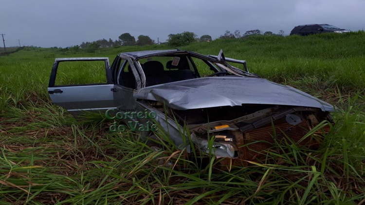 CAPOTAMENTO: Motorista perde o controle após carro bater em buraco e deixa vários feridos