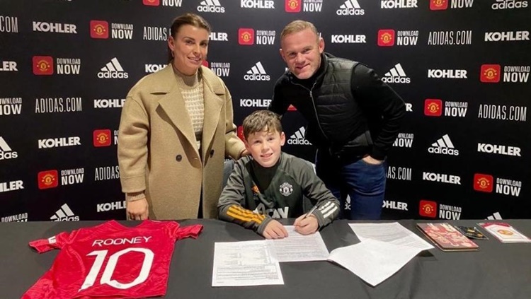 CONQUISTA: Maior artilheiro do United, Rooney, vê filho assinar primeiro contrato com clube