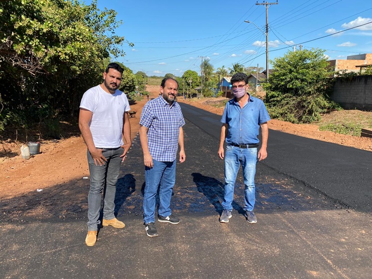 PROJETO: Laerte Gomes visita obras de pavimentação na Rua Eça de Queiroz em Alvorada