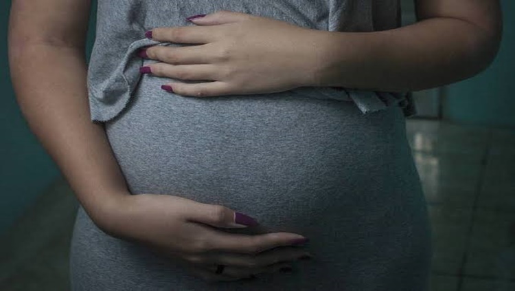 COVARDIA: Grávida é acordada na porrada e expulsa de apartamento pelo marido