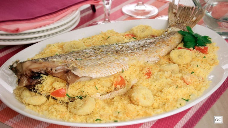 RECEITA: Peixe recheado com farofa de banana para o almoço do fim de semana