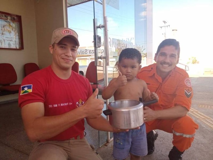 VILHENA: Criança de 3 anos prende panela de pressão na cabeça e é socorrido por Bombeiros