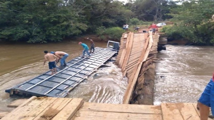 SUSTO: Caminhão boiadeiro carregado cai dentro de rio durante travessia de ponte em RO