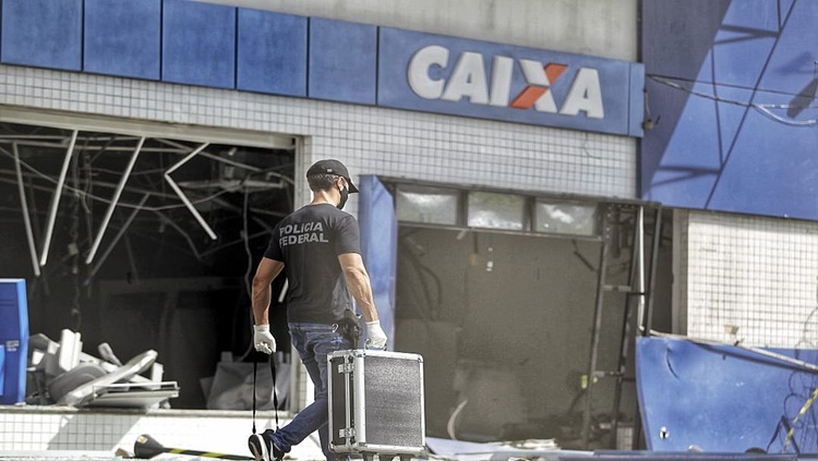 PÂNICO: Bando explode agência bancária, dão tiros, fazem reféns e fogem com malotes