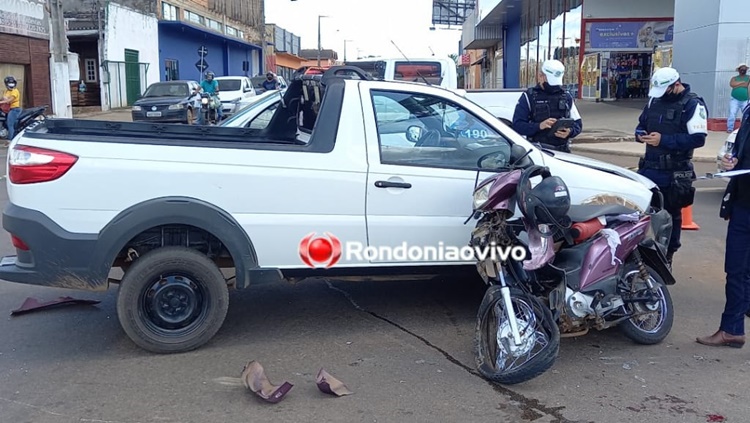 GRAVÍSSIMO: Motociclista sofre fraturas expostas na perna e braço após colisão com dois carros