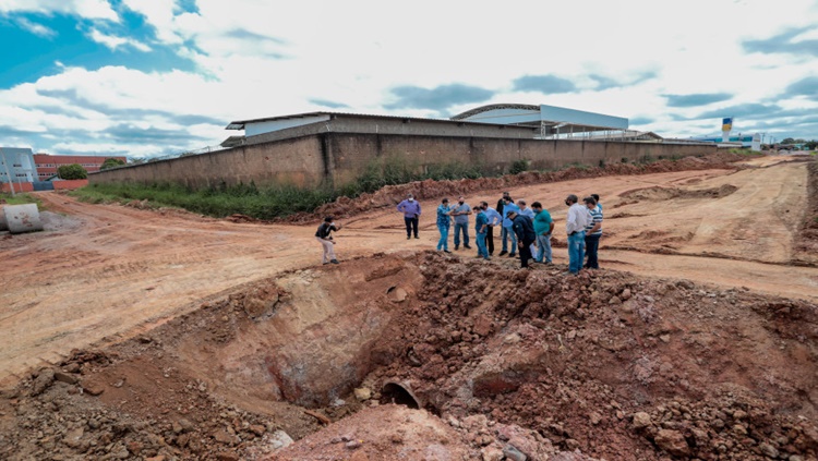 ESCOAMENTO: Hildon Chaves acompanha obras de drenagem no bairro Lagoa