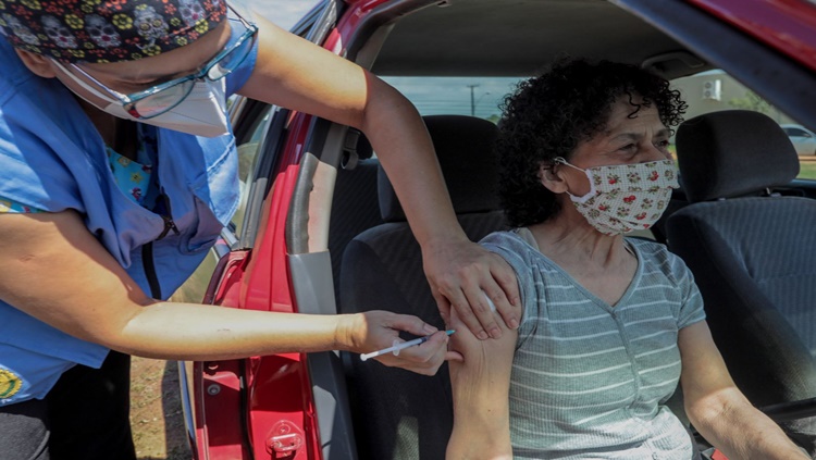 NA CAPITAL: População pode receber vacina contra covid-19 através do drive-thru