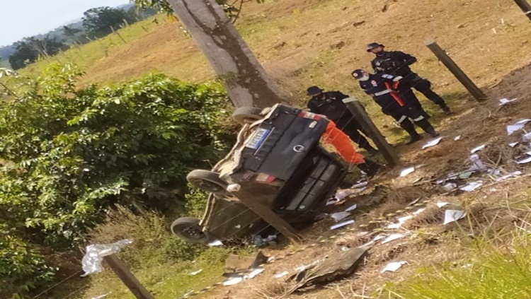 FATAL: Jovens morrem após condutor perder o controle do veículo e provocar capotamento