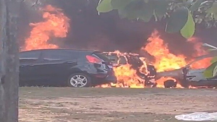 FOGO: Incêndio destrói vários veículos que estavam apreendidos em Rondônia