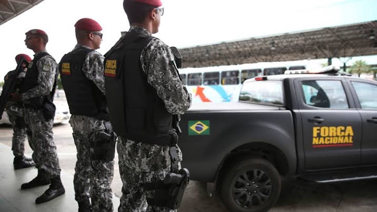 ATUAÇÃO: Força Nacional faz abordagem em bar e flagra cliente armado