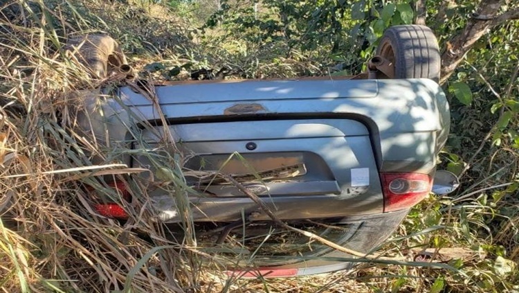 CAPOTAMENTO: Homem fica gravemente ferido após perder o controle de veículo e cair em ribanceira