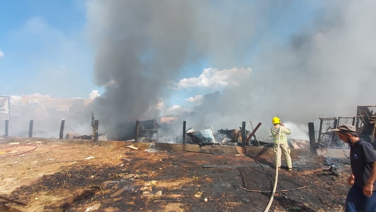 VEJA O VÍDEO: Incêndio de grande proporção atinge depósito de materiais recicláveis