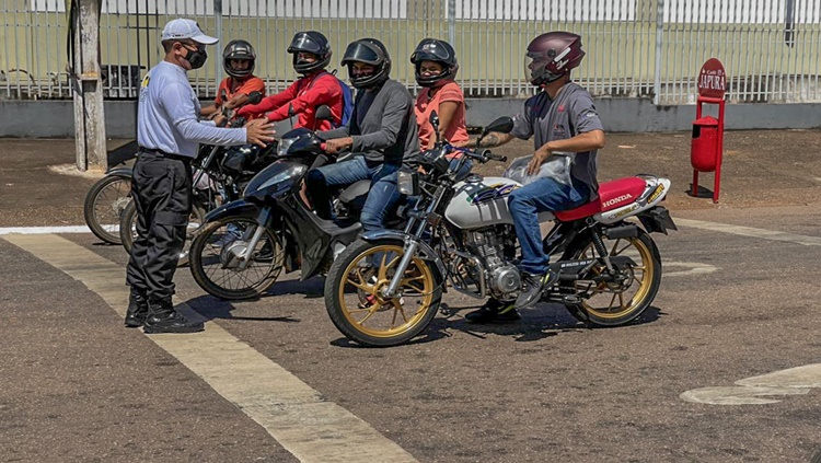 TRÂNSITO: Motociclistas são orientados sobre bolsões instalados em Porto Velho