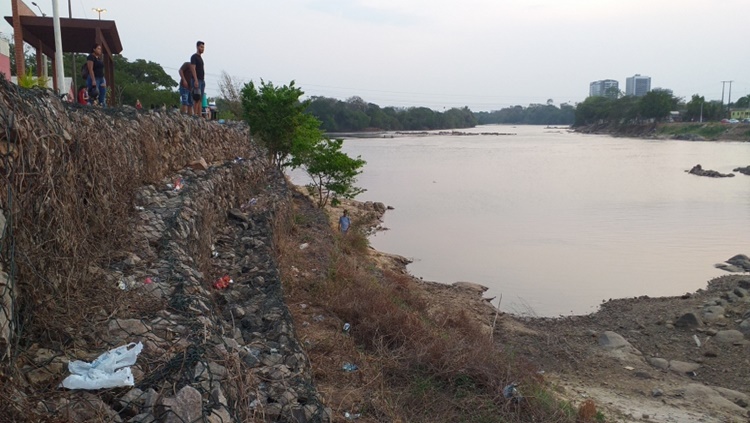 POUCO CASO: Beira Rio Cultural é flagrado com uma grande quantidade de lixo em Ji-Paraná