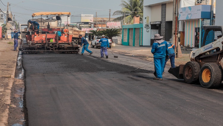 TRAFEGABILIDADE: Rua Almirante Barroso recebe recapeamento com camada asfáltica