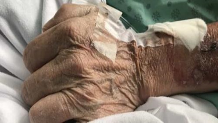 ENSANDECIDO: Filho passa o dia todo bebendo e tenta matar pai de 75 anos a facadas 