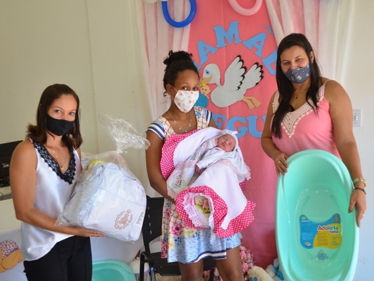 ROLIM DE MOURA: Mães recebem kits de enxovais do programa 'Mamãe Cheguei'