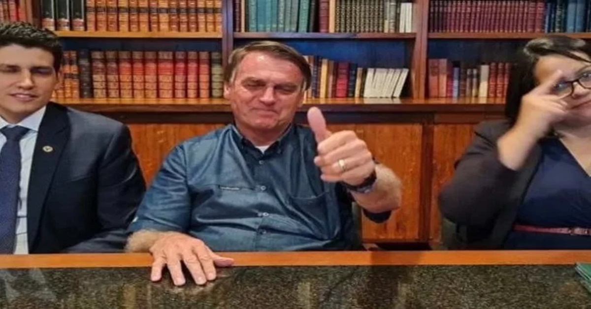 MENTIRA: Facebook tira do ar live em que Bolsonaro associou Aids a vacina da covid-19