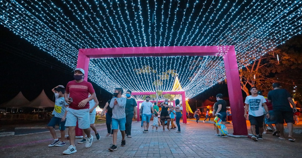 PORTO VELHO: Decoração natalina é inaugurada com árvore de natal, túnel iluminado e enfeites