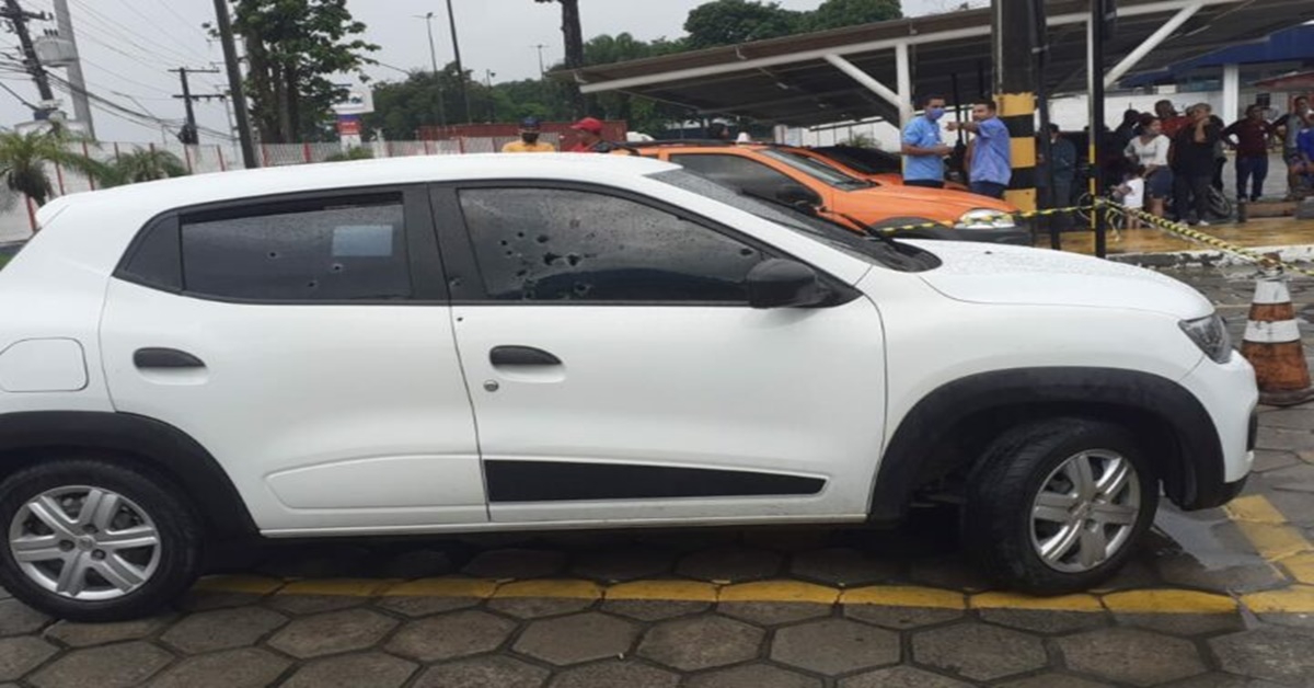 VÁRIOS TIROS: Carro é crivado de balas no estacionamento da Bemol