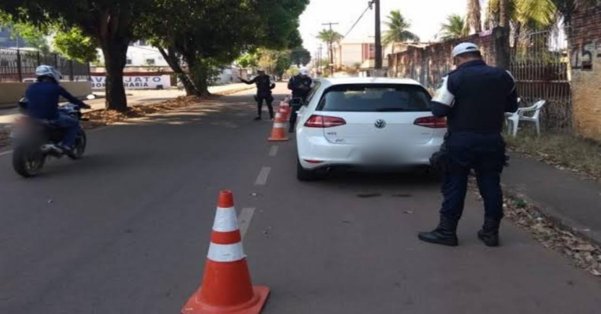 FLAGRANTE: Motociclista é preso em blitz da PM após apresentar CNH falsificada