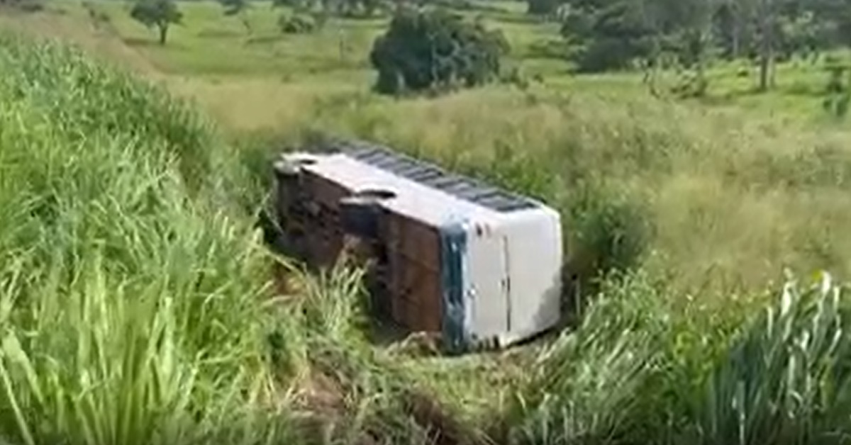 ACIDENTE: Micro-ônibus tomba entre Jaru e Ouro Preto do Oeste na BR-364