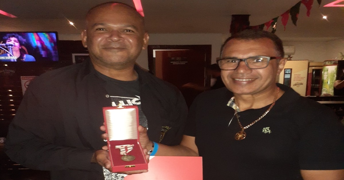 HOMENAGEM: Proprietário do Grego Original Pub é agraciado pelos Bombeiros com medalha