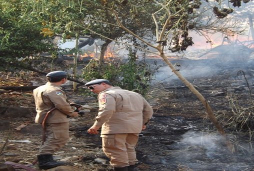 Corpo de Bombeiros controla incêndio de grandes proporções