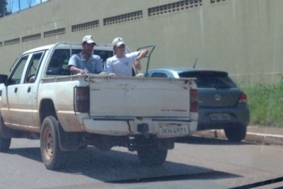 Carro oficial é flagrado transportando possíveis funcionários na carroceria