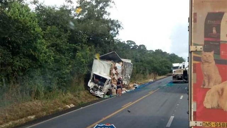 QUILÔMETRO 57: Acidente envolvendo caminhão é registrado na BR-364