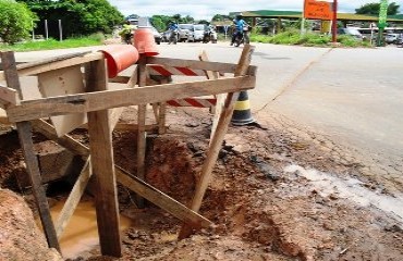 CRATERA - Veja buraco de viaduto que veículo ficou submerso e moradores exigem melhorias - Fotos e Vídeo