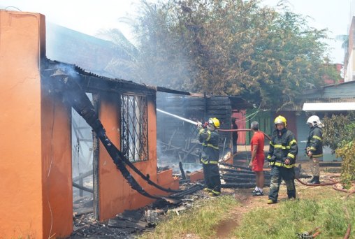 Panela de pressão explode e incendeia casa de idoso