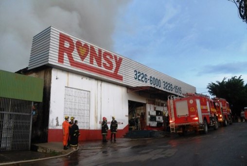 Loja Ronsy é destruída pelo fogo - Fotos e vídeo