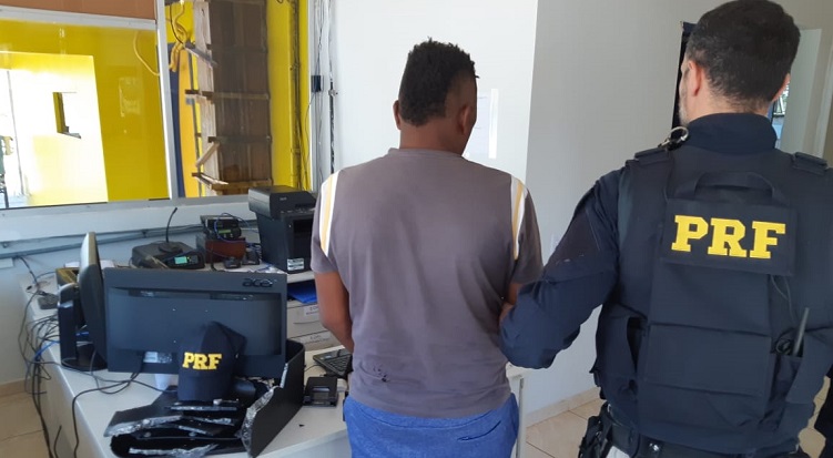 NA MALA: PRF flagra homem transportando 5 quilos de cocaína em Rondônia