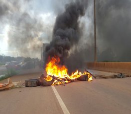 MORTE DE ESTUDANTE - População revoltada fecha trecho da BR 364 na capital