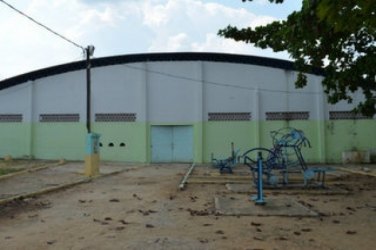 Moradores reclamam de obras paradas de ginásio de esportes